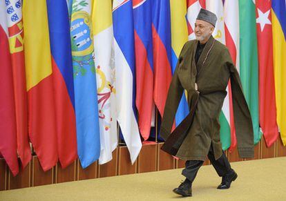 El presidente afgano, Hamid Karzai, a su llegada a la cumbre de la Organización para la Seguirdad y la Cooperación en Europa (OSCE) que se celebra en Astana, Kazajistán.