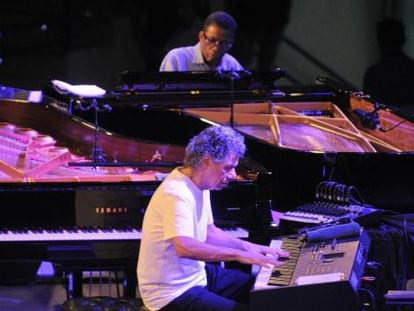 Los grandes pianistas Chick Corea y Herbie Hancock (fondo) cerraron anoche con su concierto el Festival de Jazz de Vitoria-Gasteiz. 