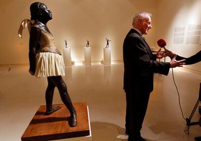 El comisario de la exposición de esculturas de Degas, Walter Maibaum, junto a <i>La pequeña bailarina de catorce años</i>.