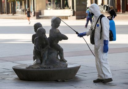 Un operario del servicio de limpieza desinfecta una fuente de la plaza del Pilar de Zaragoza.