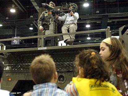 Un niño manejaba ayer por la mañana un arma en una instalación del Ejército en Expojove.