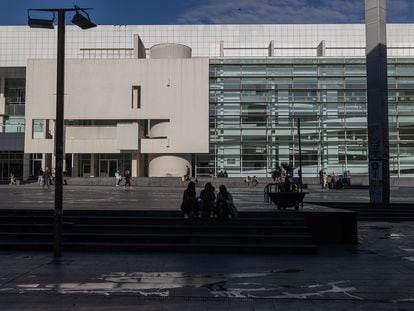 El edificio del Macba, visto desde el área de la plaza dels Àngels donde está previsto construir un nuevo edificio para ampliar sus instalaciones, este viernes.