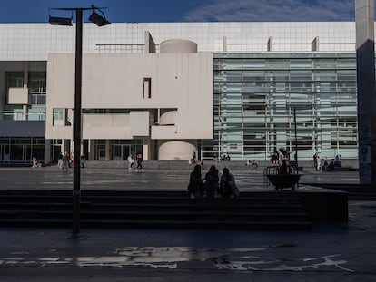 El edificio del Macba, visto desde el área de la plaza dels Àngels donde está previsto construir un nuevo edificio para ampliar sus instalaciones, este viernes.