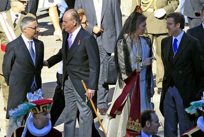 De izquierda a derecha, el ministro José Blanco departe con el Rey, mientras la Reina hace lo propio con Feijóo, ayer en el Obradoiro.
efe