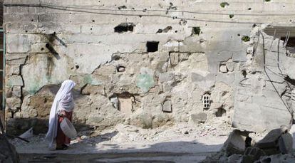 Una mujer cruza una calle de Damasco, el 31 de julio de 2012. 