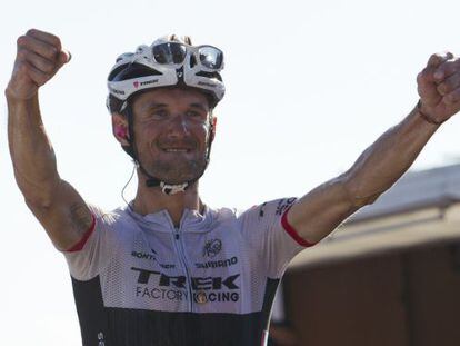 Franck Schleck cruza victorioso la meta en Quir&oacute;s.