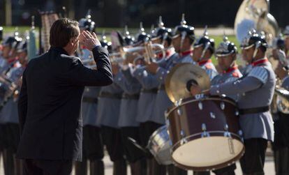 Bolsonaro saluda a militares chileno en su visita oficial.