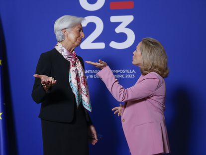 La vicepresidenta primera y ministra de Asuntos Económicos, Nadia Calviño habla con la presidenta del Banco Central Europeo, Christine Lagarde.