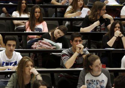 Alumnos de Pamplona y Tudela en uno de los ex&aacute;menes de Selectividad, el pasado mi&eacute;rcoles. 