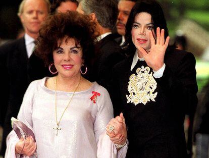 Jackson, acompañando a Taylor a un homenaje a la labor caritativa de la actriz en el Royal Albert Hall de Londres en el año 2000.