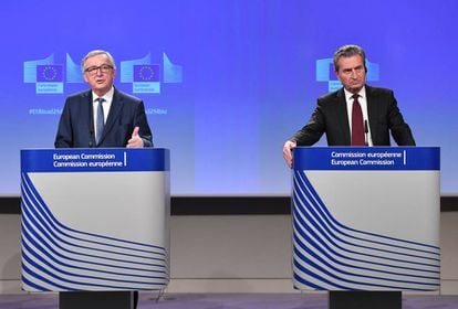 El presidente de la CE, Jean-Claude Juncker (iz), y el comisario europeo de Presupuestos, G&uuml;nther Oettinger. / AFP PHOTO / Emmanuel DUNAND