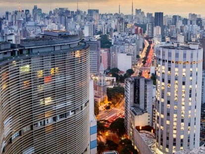 El perfil urbano de São Paulo, con el edificio Copan, de Oscar Niemeyer, en primer plano.