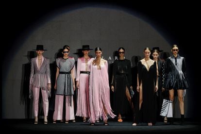 Creaciones de los diseñadores Fernando Claro y su hija Beatriz Claro en la 73 edición de la pasarela Mercedes-Benz Fashion Week Madrid, este jueves. 