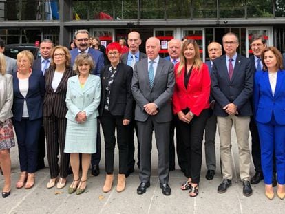 La ministra de Sanidad y los consejeros de las comunidades autónomas, tras el consejo interterritorial de Sanidad del lunes. 