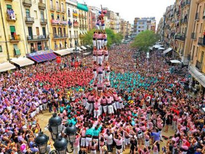 Los Xiquets de Tarragona en el momento de coronar un 4 de 9 amb folre.