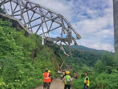 Equipos de rescate inspeccionan el lugar del accidente en el que se derrumbó un puente ferroviario en construcción en la ciudad de Sairang, en el estado oriental de Mizoram (India).
