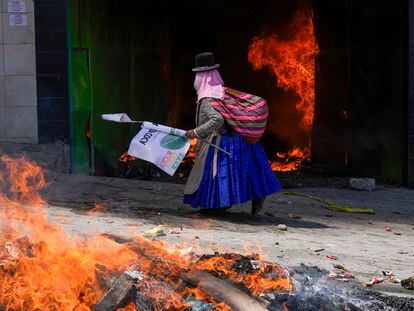 Una comerciante de coca camina frente al mercado 'paralelo' después de su destrucción en La Paz, Bolivia, el 8 de septiembre 2022.