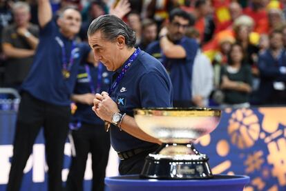 El entrenador español Sergio Scariolo tras recibir la medalla de oro.