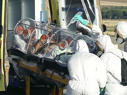 Traslado de los dos religiosos españoles al hospital Carlos III.