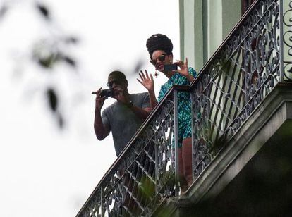 Beyonc&eacute; y Jay Z saludan desde el balc&oacute;n a los cubanos que se amontonan a las afueras de su hotel en La Habana.