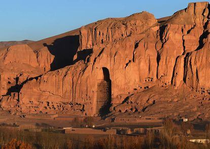 Imagen del colosal hueco que dejaron los budas de Bamiyán (Afganistán) tras ser dinamitados en 2001. |