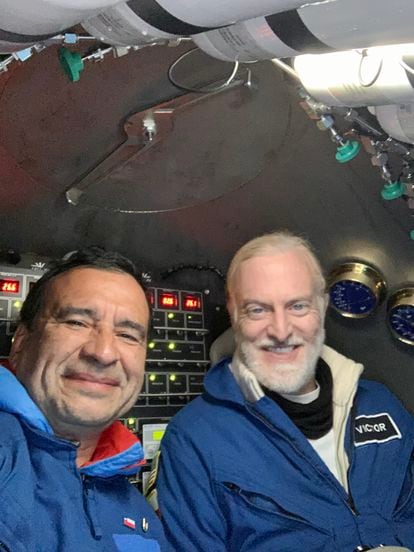 Chilean scientist Osvaldo Ulloa takes a photo with Victor Vescovo last January in the 'Limiting Factor', at a depth of 8,069 meters in the Atacama Trench.