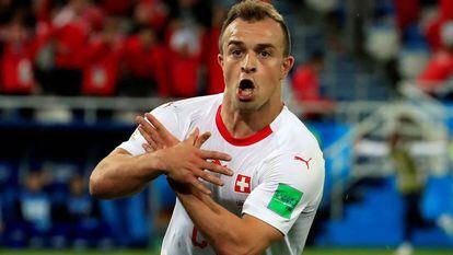 Shaqiri celebra el gol de la victoria ante Serbia con el gesto del águila. 