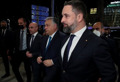 El primer ministro de Hungría, Viktor Orban, es recibido por el líder de Vox, Santiago Abascal, el pasado día 28 en Madrid.