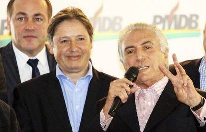 Michel Temer gesticula mientras Rodrigo Rocha Loures le mura durante un acto en mayo de 2014 en Curitiba.