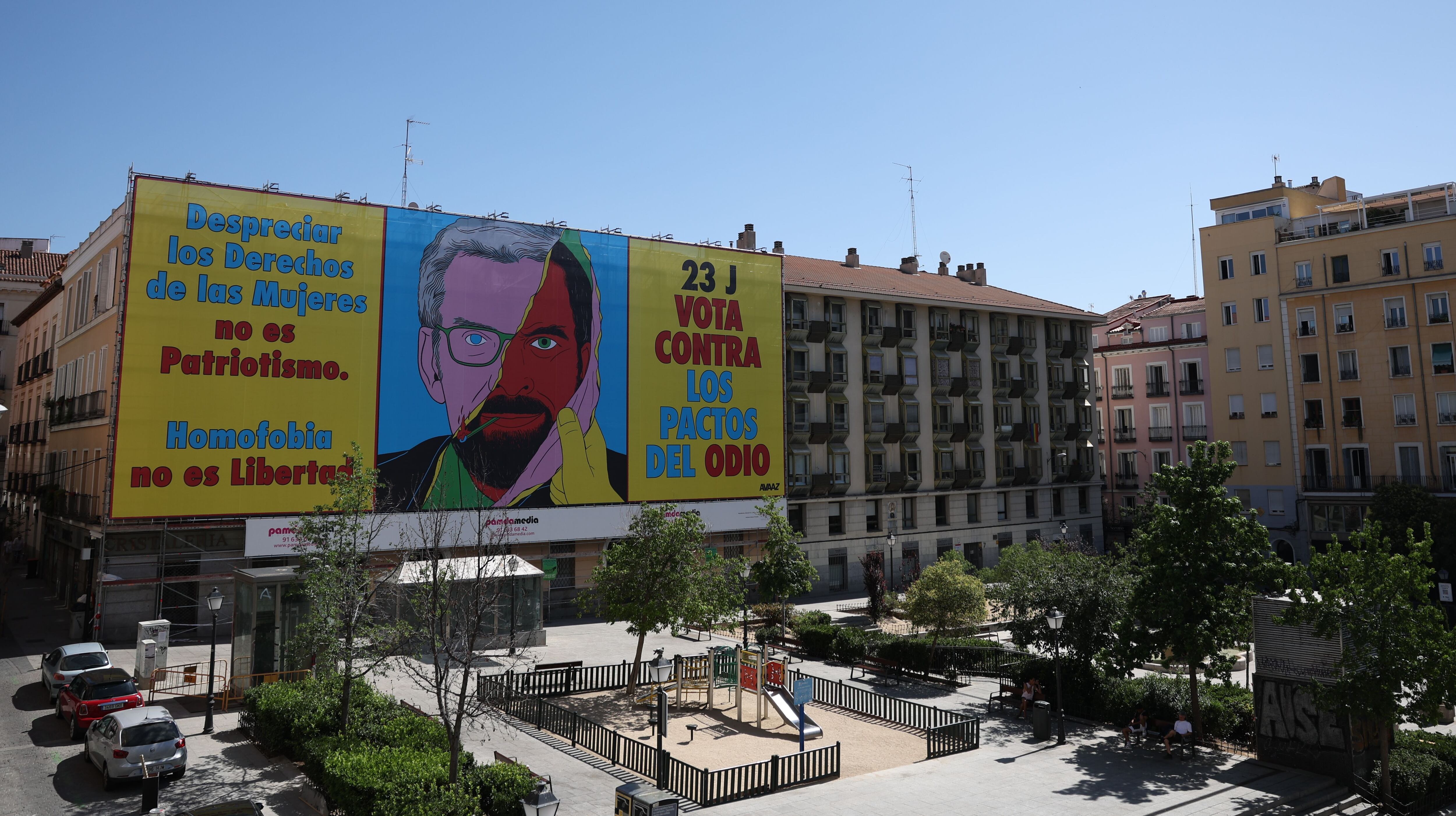 La lona de la ONG Avaaz, en el barrio de Chueca de Madrid.