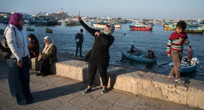 Una mujer se hace un autorretrato con el móvil en la Corniche, en el paseo marítimo de Alejandría.