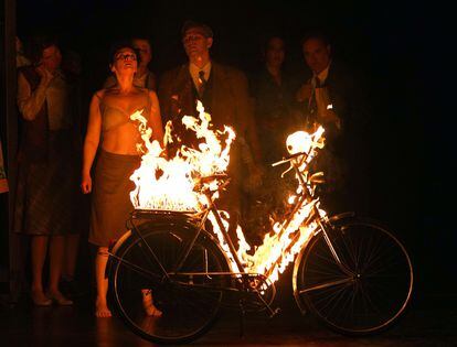 La bicicleta del comienzo de la ópera ardiendo al final, una visión simbólica abierta a múltiples interpretaciones.