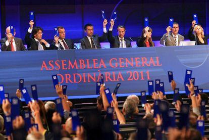 Votación de una propuesta durante la última asamblea del Barcelona.