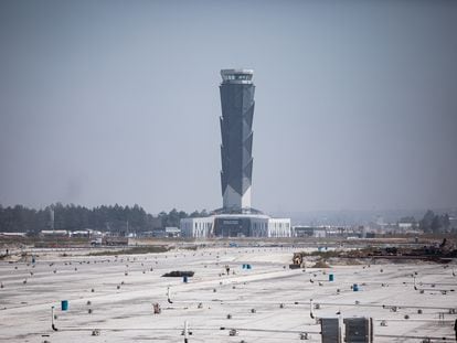 Torre de control del futuro aeropuerto Felipe Ángeles, en el Estado de México.
