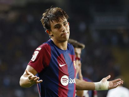 João Félix celebra su primer gol en el Barcelona.