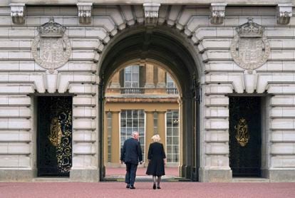 El rey Carlos de Inglaterra y la reina consorte, Camila, entran al palacio de Buckingham por primera vez tras la muerte de Isabel II. 
