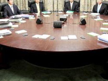 Masaaki Shirakawa, gobernador del Banco de Japón (centro) y su equipo
