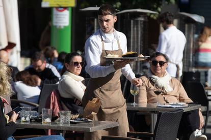 Un camarero trabaja en la terraza de un bar de Sevilla, el 3 de enero.