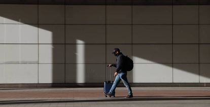 Un pasajero camina por el Aeropuerto de Heathrow (Londres), este domingo.