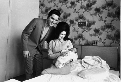 Priscilla y Elvis muestran en 1958 a Lisa Marie en la primera imagen conocida de la única hija de los Presley.