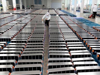Trabajadores de la factoría china de baterías para coches eléctricos de Xinwangda, en Nanjing.