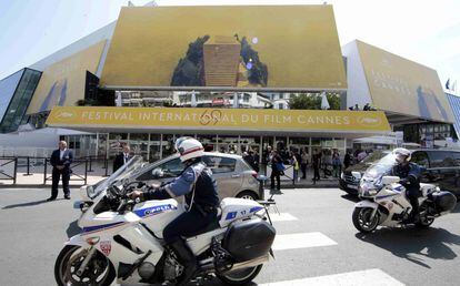 Dos policías patrullan frente al Palacio del Festival de Cannes, este martes.
