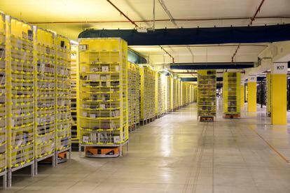Los robots 'drive', en el argot de Amazon, de color naranja, mueven estanterías con productos hasta los trabajadores encargados de preparar los pedidos, en una foto sin fechar en el almacén de la empresa en El Prat de Llobregat (Barcelona).