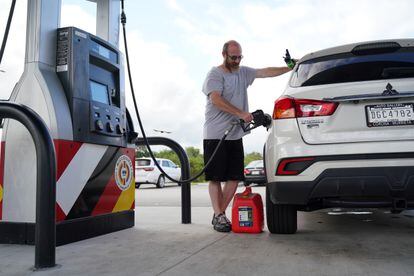Un hombre echa gasolina en Fort Myers, Florida.