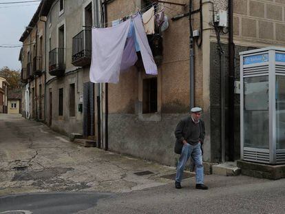 Un hombre pasea por Alcañices, Zamora. 