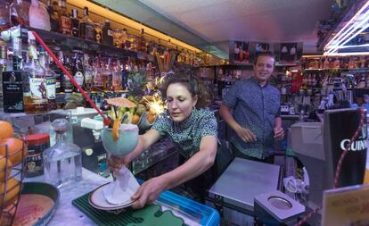 La reportera sirve un Blue Hawaii ante la mirada de Dani Berjano, del Café San Remo.