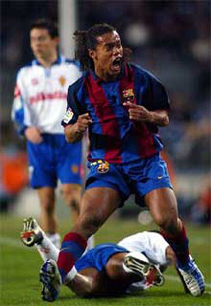 Ronaldinho protesta una jugada durante el encuentro contra el Zaragoza en el Camp Nou.