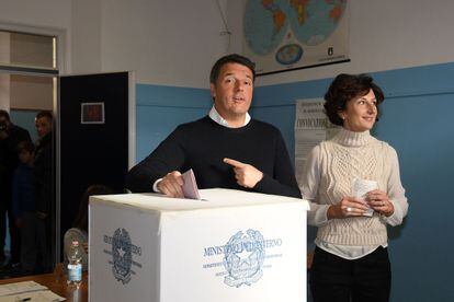 El ex primer ministro de Italia Matteo Renzi y su esposa Agnese Landini votan en un referéndum sobre reformas constitucionales, el 4 de diciembre de 2016.