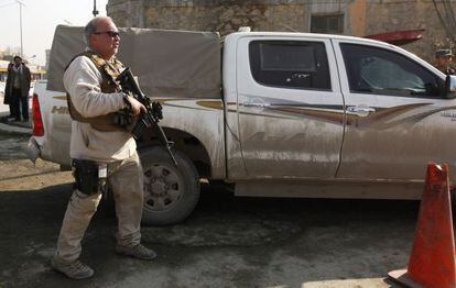 Un contratista junto a la sede policial donde se ha producido el ataque.