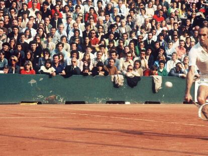 Gimeno, durante su partido contra el francés Patrick Proisy, en la final de Roland Garros de 1972. En vídeo, resumen de la trayectoria de Gimeno.